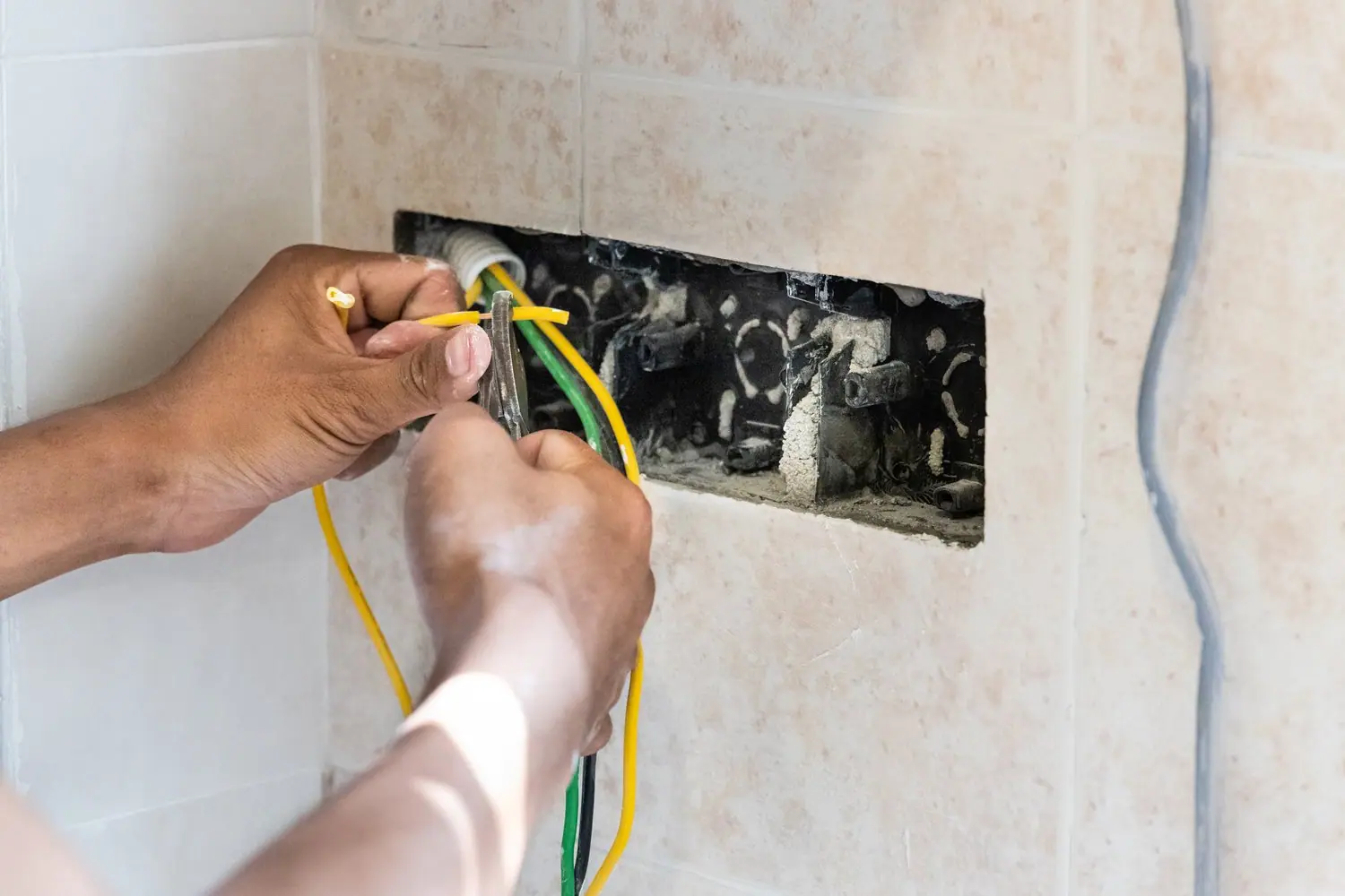 Jak prawidłowo zamontować gniazdo elektryczne w ścianie