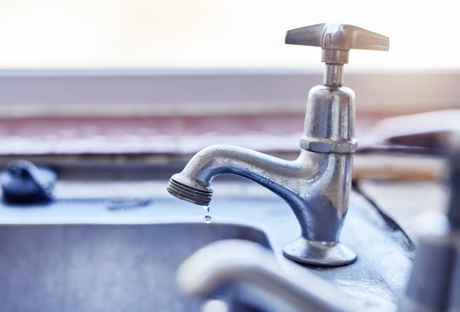 Jak samodzielnie naprawić kapający kran w kuchni